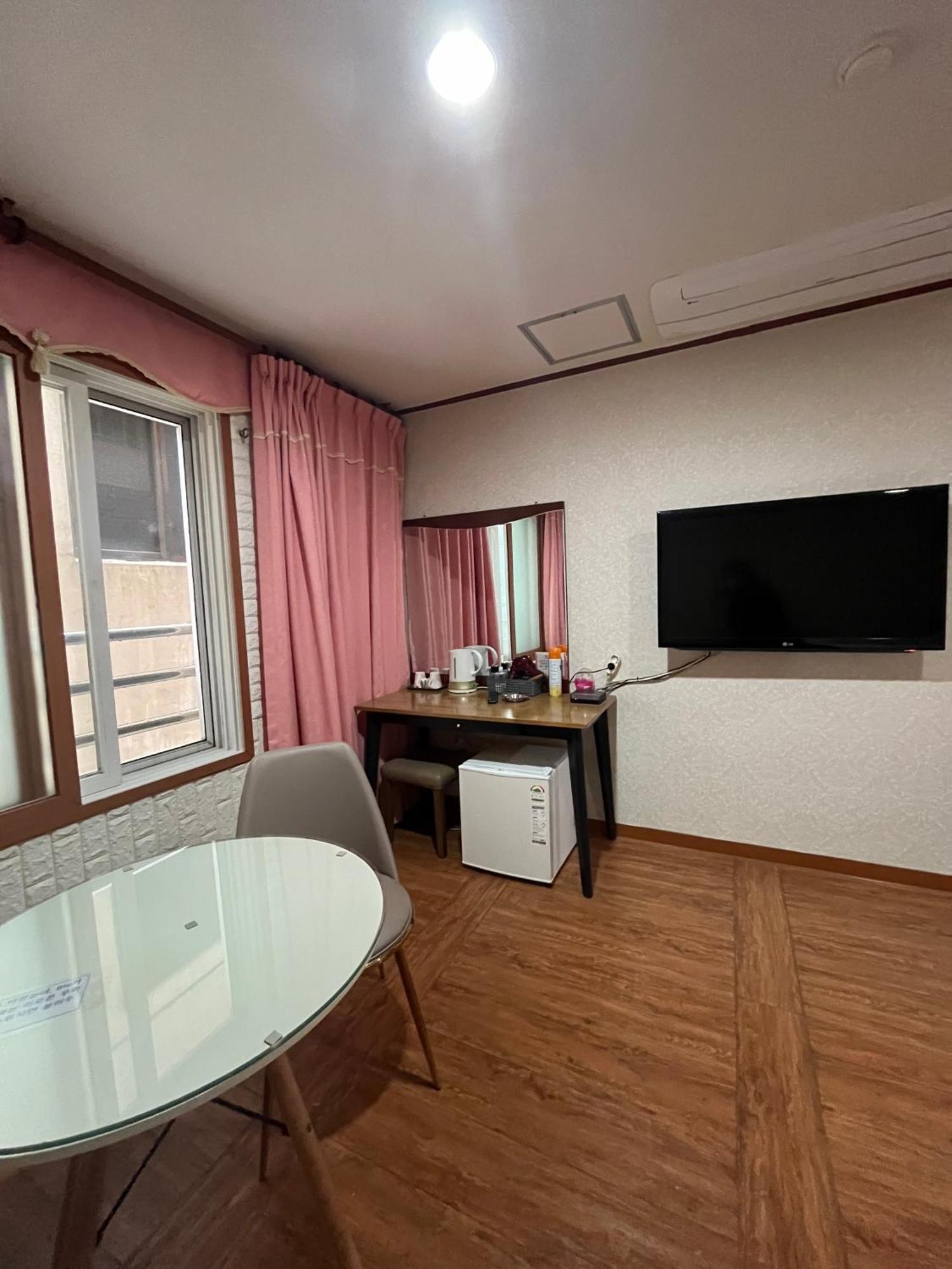 Oreum Motel Jeju Exterior foto