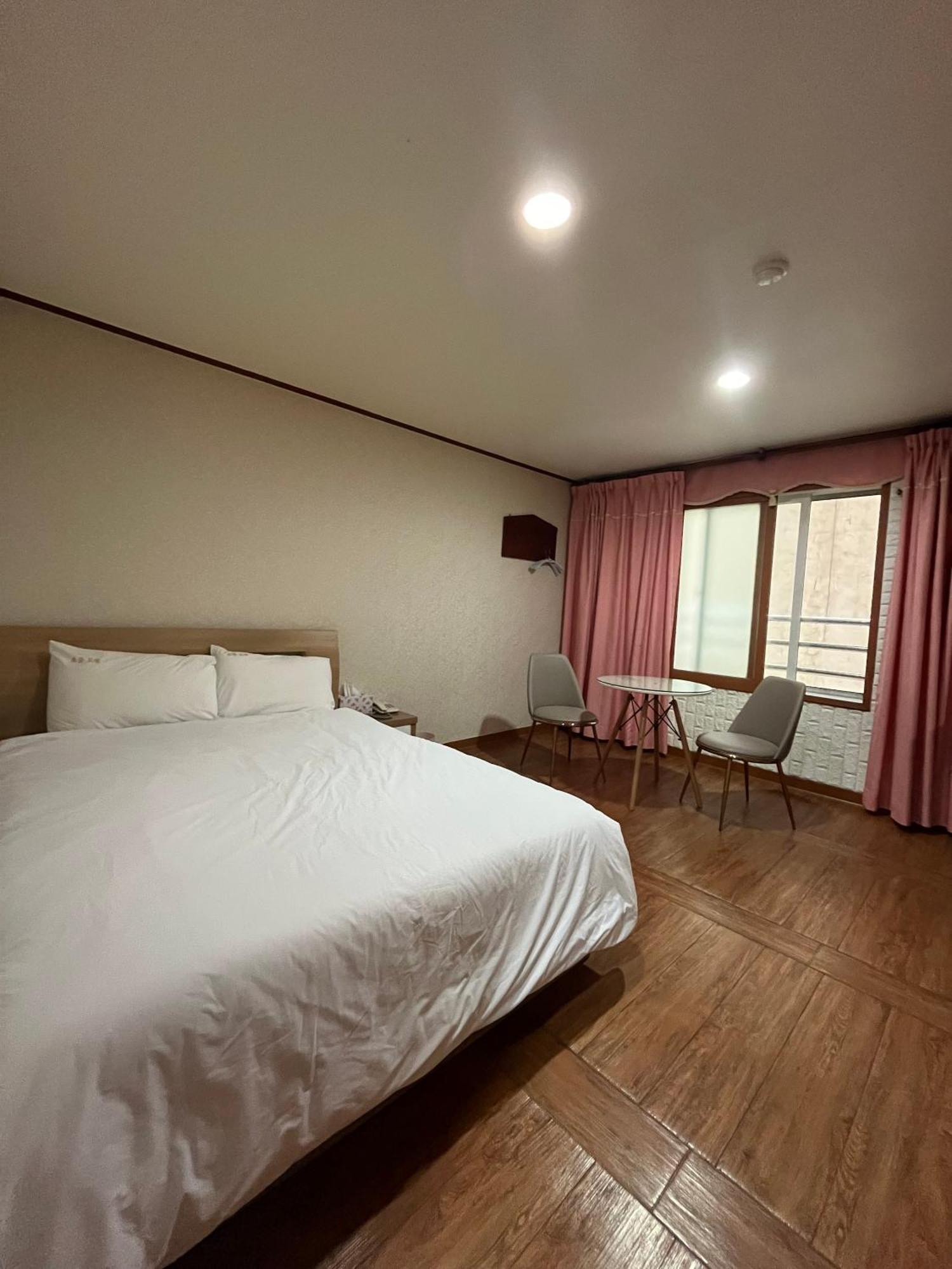 Oreum Motel Jeju Exterior foto